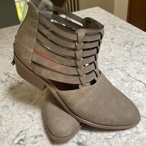 Like New Maurice’s Ankle Boot - Size 11